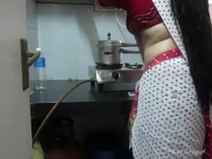 Isteri rumah tangga India yang menggoda, Leena Bhabhi, mendedahkan khazanah berlekuknya.