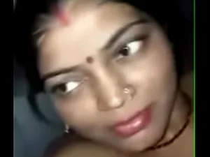Eine indische Bhabhi verführt ihren Schwager zu einer heißen Schwester-XXX-Session.