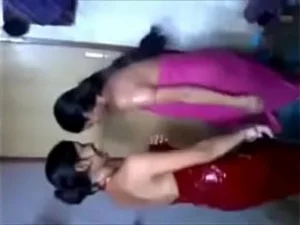 Ein indischer Mann wird von seiner Freundin ausgetrickst und führt zu intensiver Action.