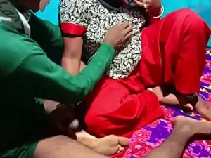 Une tante indienne sensuelle se laisse aller à une action hardcore sur une surface lisse, offrant la meilleure expérience vidéo xxx.