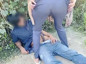 Молодая мусульманская пара занимается страстным сексом на улице, не подозревая о своем публичном месте возле загородной ярмарки.