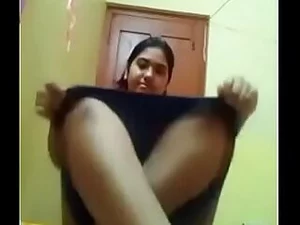 Seorang gadis muda mengirim video POV liar dengan konten seksual yang intens.