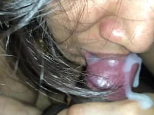 Wanita India yang menakjubkan diliputi oleh air mani selepas sesi seks yang intens.