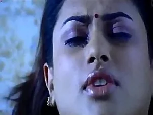La estrella porno india se enfada y expresa en una escena tamil caliente.