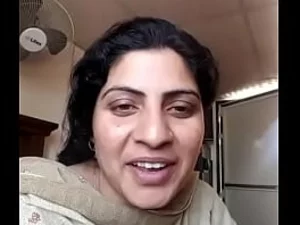 Tante Pakistan yang menggoda menjelajahi keinginan erotis