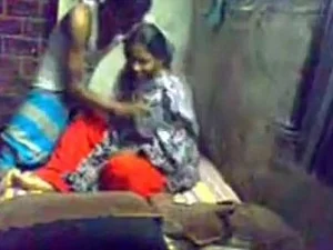 एक शानदार भारतीय महिला और उसके प्रेमी के बीच गर्म मुठभेड़, एक आकर्षक स्प्लिट-स्क्रीन वीडियो में कैद है ।