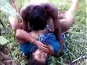 Une dame Telugu rurale interpelle quatre hommes sexuellement.