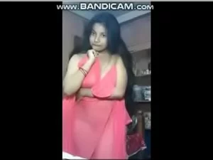 امرأة هندية ذات دخولين تمارس الجنس البري في ماراثون اللسان بالواقي الذكري.