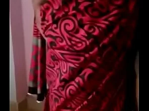 یک عمه سکسی تامیل در یک جلسه ویدیویی خصوصی داغ شیطنت می کند.