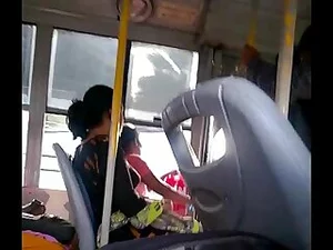 Открытая тамильская девушка исследует свою дикую сторону в горячем видео.