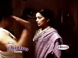 Swetha Menon, une tante indienne chaude, montre ses atouts dans un haut révélateur, révélant un soutien-gorge alléchant.