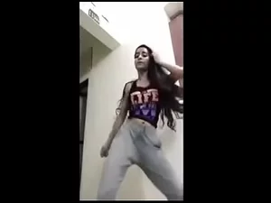 誘惑的に踊るインドの美女たちが、このホットなビデオでホットなセックスにつながります。