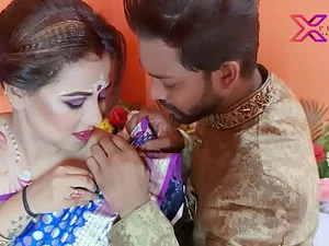 Malam intim pertama pengantin Hindu dengan suaminya, menggunakan kondom cinta