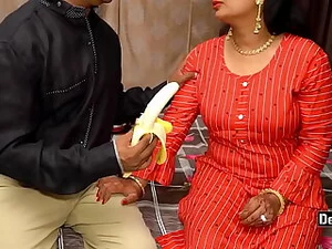 インドのスラットがバナナを欲しがるホットなおっぱいファックビデオ