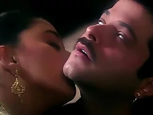 Pertemuan sensual antara desi bhabhi dan kekasihnya, dirakam dalam adegan romantis.