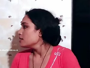 عمه خوشبوی جنوب هند به دنبال رابطه جنسی با سینه های بزرگ و نوک سینه های خیره کننده است.