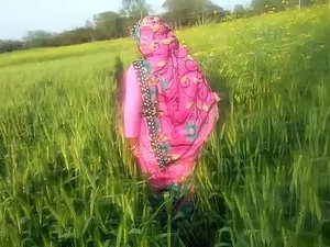Esposa indiana e jardineira ao ar livre