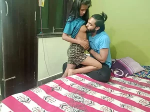 若いインドのカップルがベッドで激しいセックスをする