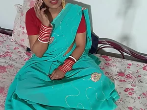 Seorang istri Bengali merayu pemilik rumah untuk disewa, yang mengarah pada pertemuan hardcore India yang panas dengan audio Hindi yang jelas.