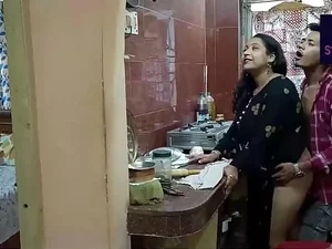 Bhabhi indiana mostra seus seios amplos e se masturba