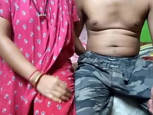 یک دختر داغ مانیپوری رابطه جنسی وحشیانه با یک مرد چاق را بررسی می کند و استعداد خود را برای لذت شدید به نمایش می گذارد.