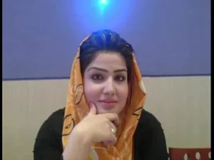 섹시한 파키스탄 히잡을 입은 여자들이 감각적인 요가 세션에서 풍만한 몸과 쾌락적인 경험을 공유하며 핫한 대화에 참여합니다.