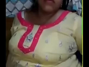 देसी परिपक्व महिला शकीला एक कामुक स्ट्रिप टीज़ पहनती है और भावुक सेक्स में संलग्न होती है।