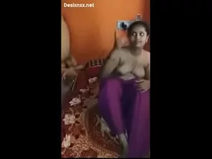 جمال هندي يعيش متعة شديدة مع قضيب خيزران في فيديو ساخن.