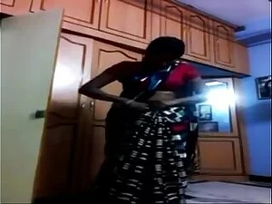 الجمال الهندي سواتي نايدو في فيديو الغراء تيلوغو الساخنة، والاستلقاء والقذرة.