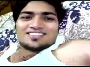 جمال هندي يشارك لحظات حميمة في فيديو منزلي هندي مثير للفضائح.
