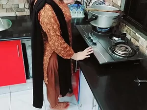 Dona de casa Desi apertada ao alcance - Pegue a cozinha e leve um martelo para longe, foda-se para ser como uma profissional de foda. Ela leva o martelo da fábrica até o áudio em hindi de 2015