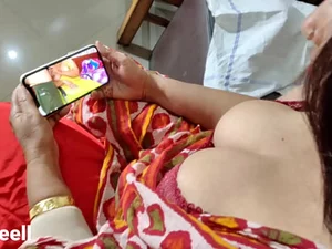 La joven cuidadora Florence Nightingale atrapa a su paciente viendo porno, lo que lleva a un encuentro caliente en un video casero en hindi. ¡No te pierdas esta escena caliente!