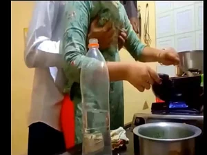 Una tía india disfruta de un trío caliente con dos hombres en la cocina, lo que lleva a una experiencia única.