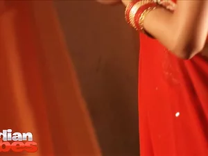 الجمال الهندي المغر بريا تعرض سحرها الحسي في جلسة تصوير كاشفة.