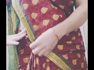 Tante India merasakan kenikmatan yang tak terhalang dari vaginanya yang berbulu dengan dildo besar.