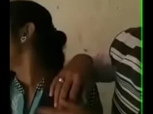 Une femme au foyer indienne profite d'un baiser sensuel corps à corps avec son amant.