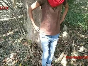 Une tante indienne expose son corps dans une scène de sexe chaud en plein air.