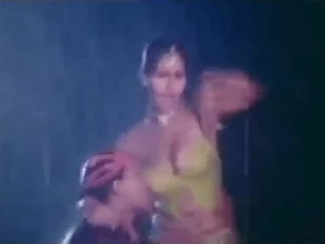 Seorang wanita cantik dari Bangladesh yang menawan, menyerupai seorang diva, memberikan persembahan yang penuh gairah dalam klip Hot di ClipsSexy.com.