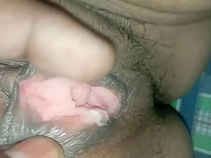Leidenschaftlicher Analsex eines indischen Pornostars mit einem Bihari-Hengst führt zu einem intensiven Orgasmus und einem spermagefüllten Gesicht.