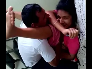 Seorang jururawat India yang menggoda menggoda pesakitnya dengan teknik oral yang mahir.