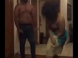 Regardez-moi, une séductrice indienne, effectuer une danse alléchante qui vous laissera envie de plus dans cette vidéo chaude.