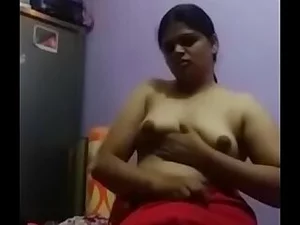 인도 아줌마가 어린 연인과 강렬한 아날 섹스를 즐긴다
