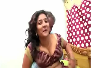 Una tía india se vuelve loca con un hombre más joven para tener sexo apasionado.