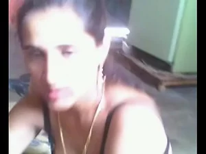 Eine sexy pakistanische Frau zieht sich aus und masturbiert in einem heißen Video.