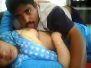 Ein leidenschaftliches indisches Paar genießt einen dampfenden Dreier in einem Telugu-Erwachsenenvideo.