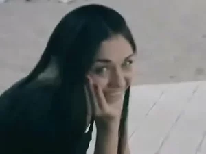 In einem Desi-Film ruft ein heißes pakistanisches Mädchen aus Dubai an.
