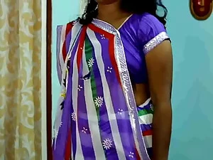 Eine indische Ehefrau zeigt ihre Kurven in einem freizügigen Outfit und entfacht eine leidenschaftliche Begegnung.