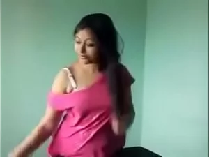 Hint kız kardeşler vahşi bir partide cinsel yeteneklerini paylaşıyorlar.