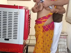 Un équipage indien répare un pénis sur la plage dans une scène chaude.