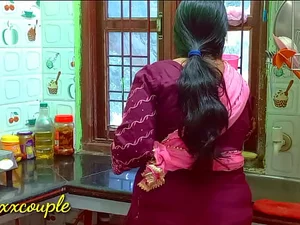 野性的印度诱惑者在厨房里享受肮脏的邂逅,满足她对快感的渴望。